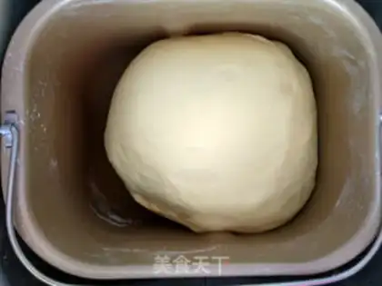 Make Pooh bear squeezes bread step 1