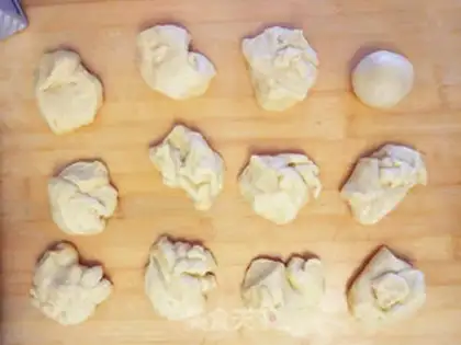 Make Pooh bear squeezes bread step 3