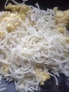 Make Steamed potatoes, fried eggs step 6