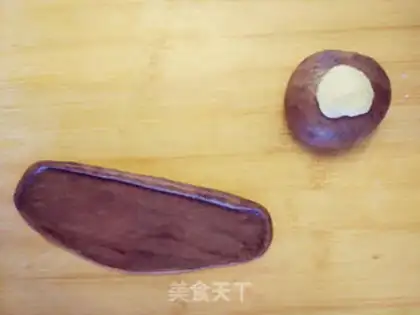 Make Pooh bear squeezes bread step 4
