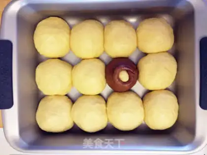 Make Pooh bear squeezes bread step 5