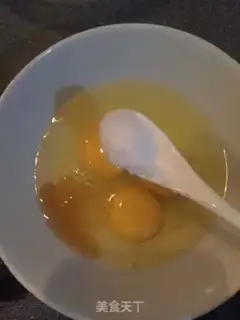 Make Eggs and garlic leaves step 0