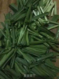 Make Eggs and garlic leaves step 1