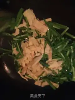 Make Eggs and garlic leaves step 4
