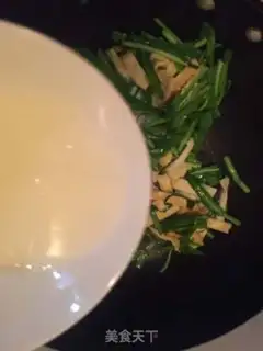 Make Eggs and garlic leaves step 5