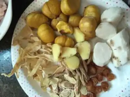 Make Chestnut bone soup step 1