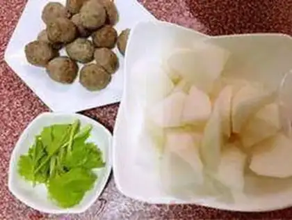 Make Beefball radish soup step 1