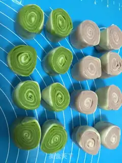 Make Three-coloured souffle step 11