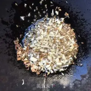 Make Garlic fried crickets step 4