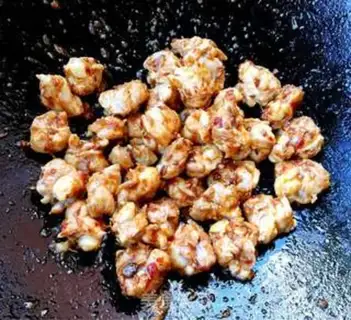 Make Garlic fried crickets step 7