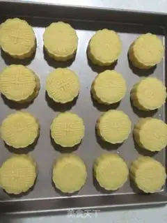Make ♪ ♪ Chestnuts yellow mooncake ♪ step 24
