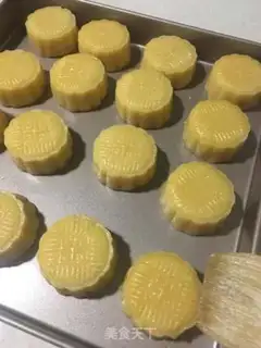 Make ♪ ♪ Chestnuts yellow mooncake ♪ step 25