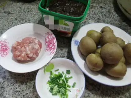 Make The fragrance of the sauce, the potatoes step 0