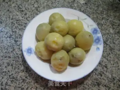 Make The fragrance of the sauce, the potatoes step 1