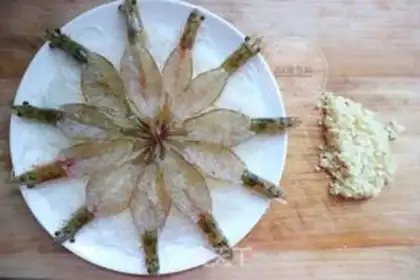 Make Garlic fan shrimp step 2