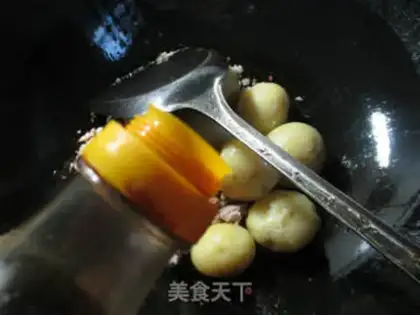 Make The fragrance of the sauce, the potatoes step 5