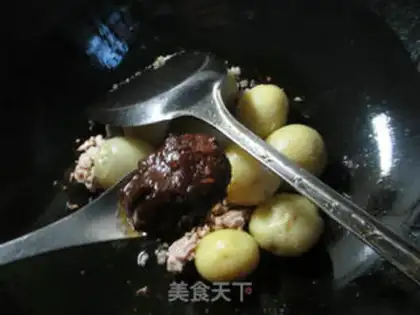 Make The fragrance of the sauce, the potatoes step 6