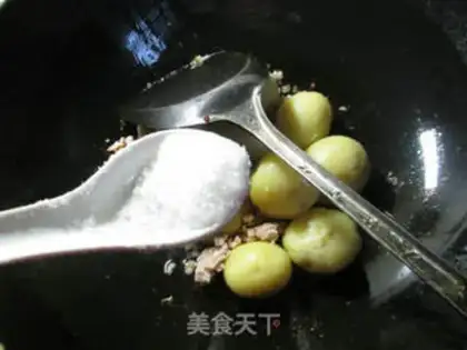 Make The fragrance of the sauce, the potatoes step 7