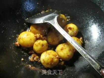 Make The fragrance of the sauce, the potatoes step 8