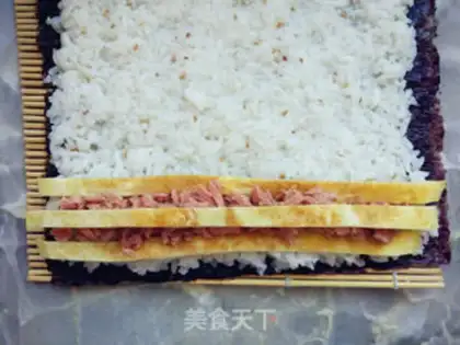 Make Tuna sushi step 4