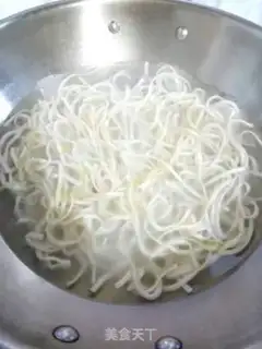 Make Onion cream noodles step 4