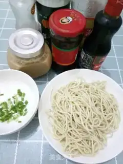 Make Hot dry noodles step 0