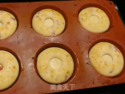 Make Strawberry doughnuts step 4