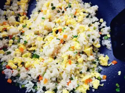 Make Garlic egg fried rice step 4