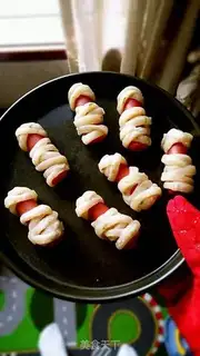 Make Hot dog mummies step 4