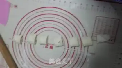 Make The onion roll step 4