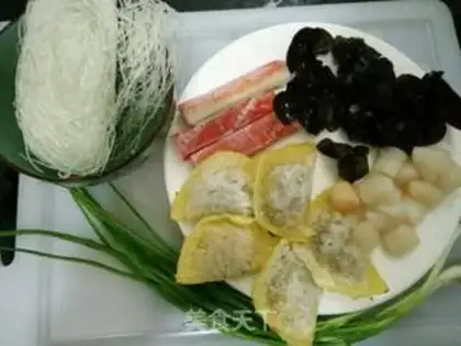 Make Egg dumpling seafood fan soup step 0