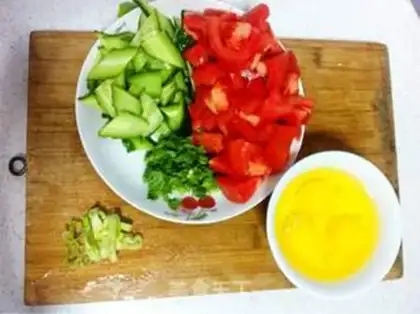 Make Tomato egg noodles step 1