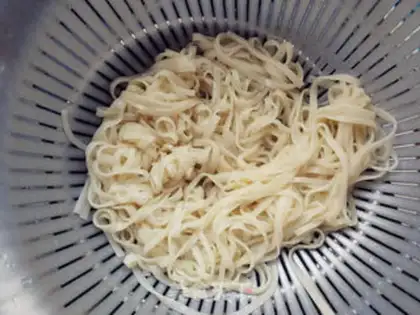 Make Onion chicken noodles step 2