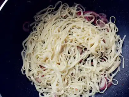 Make Onion chicken noodles step 4