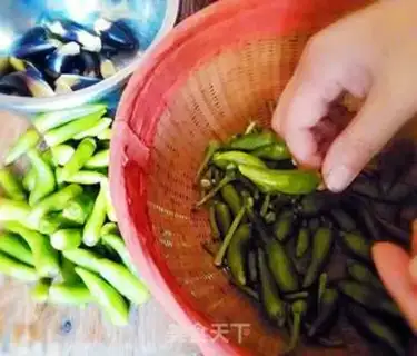 Make Hot peppers with greasy beef step 0