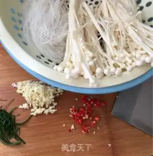 Make Garlic fans step 1