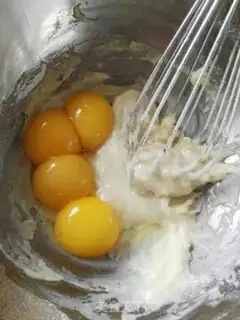 Make Handmade cream cake rolls step 2