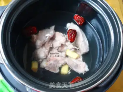 Make Autumn guava bone soup step 4