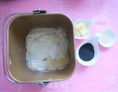 Make Black sesame berries dry toast step 1