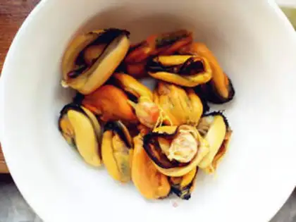 Make Seafood melon soup step 1