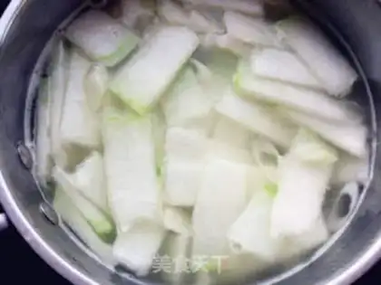 Make Seafood melon soup step 2