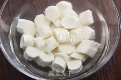 Make Rohan Gou Wei Mountain pig soup step 1