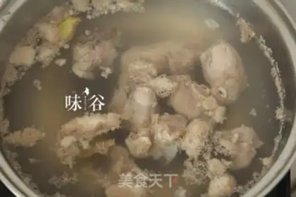Make Rohan Gou Wei Mountain pig soup step 2