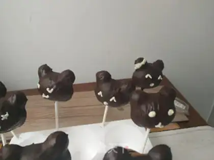 Make Bear lollipop cake step 10