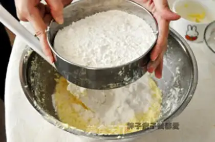 Make Banana marfin cake step 3