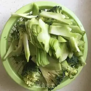 Make Garlic fried broccoli step 1