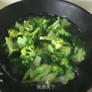 Make Garlic fried broccoli step 2