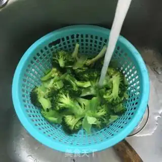 Make Garlic fried broccoli step 3