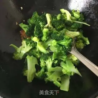 Make Garlic fried broccoli step 6