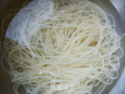 Make Quick hands on the Korean side step 1